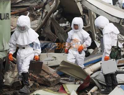 防化兵穿防化服入天津爆炸核心区排除可疑有毒物质